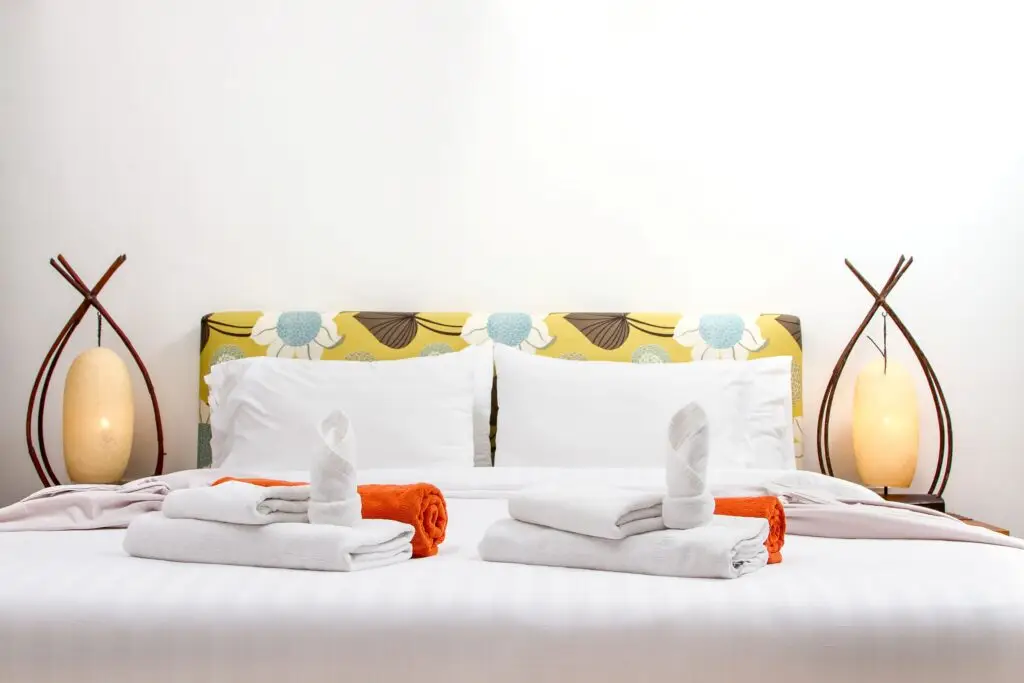 Großes Bett mit frischer Bettwäsche – ideal für große Wäschestücke im SB-Waschsalon Nürnberg